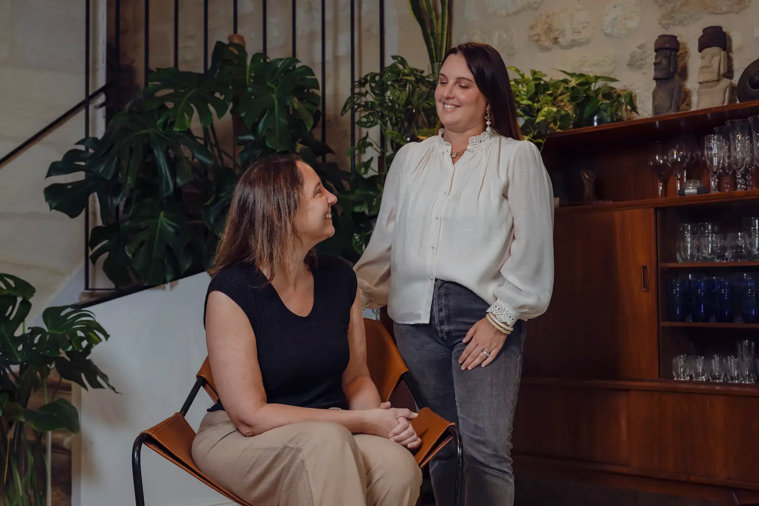 Deux personnes échangent dans un cadre chaleureux